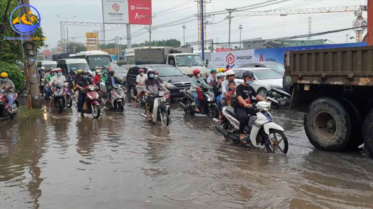 Bình Dương mùa mưa giai đoạn đầu mùa thường có những trận mưa rào xối xả kéo dài trong vài giờ